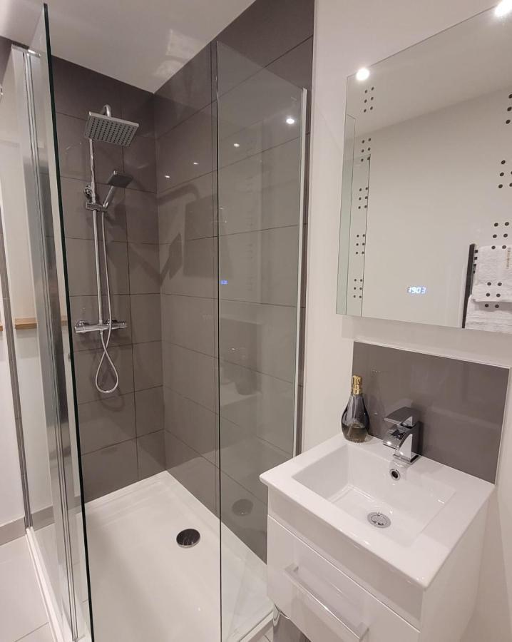 Luxury 2 Bed Apartment In The Heart Of Rochester Wainscot ภายนอก รูปภาพ